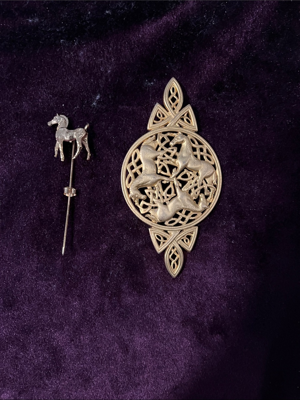 EUC We love Horses so much we WEAR them . Scarf or Hat Pin set with Lapel Pin